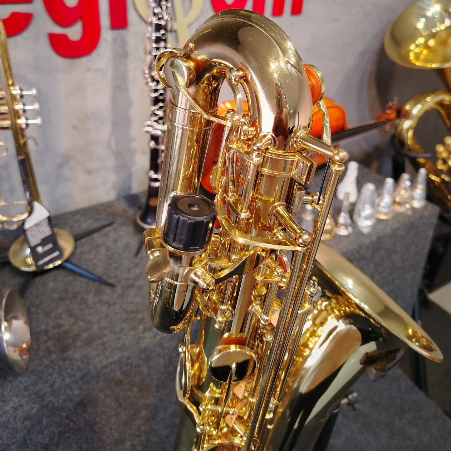 Saxofone Harmonics EB HBS-110L Barítono Laqueado – Novo
